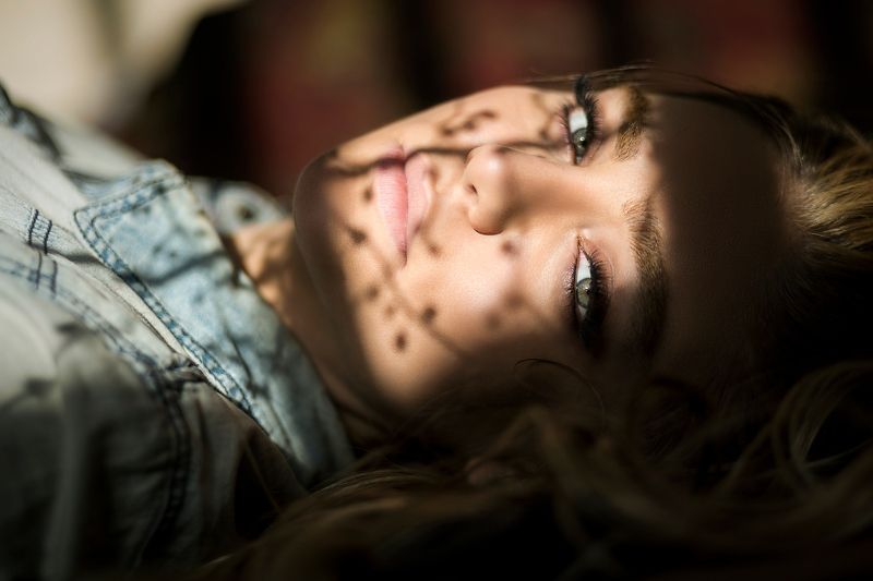 portrait,natural,retouch,light,moody,color distancephoto preview