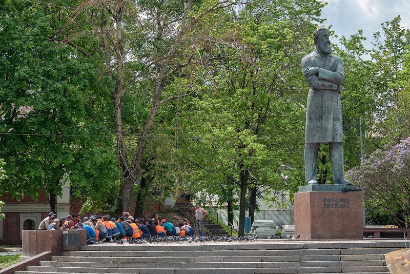 Москва, гастарбайтеры, город, Энгельс, памятник,обед, рабочие, Фридрих Энгельс Под боком у идеологаphoto preview