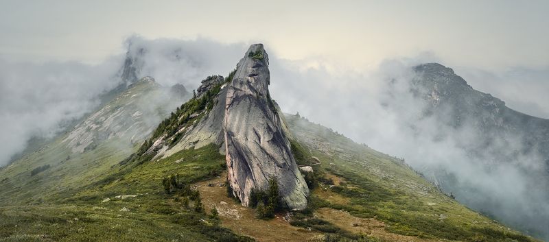 природа, пейзаж, красивая, большой, высокий, горы, скалы, вершина, пик, камни, туман, облака, густой, ергаки, саяны, красноярский край, путешествие, туризм, поход Массив пика Звездныйphoto preview