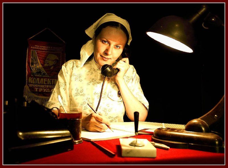 автопортрет, ссср, ночь, советское, телефон, лампа, комсомолка Ночное дежурствоphoto preview