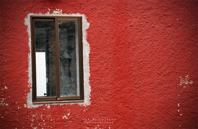 Уличное; красное и желтоеphoto preview