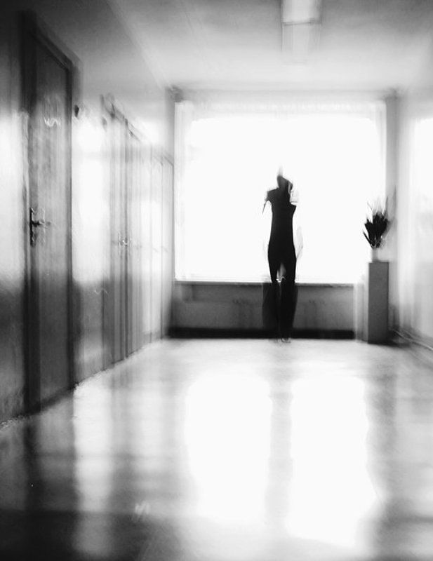 цветок и танцор напротив окнаphoto preview