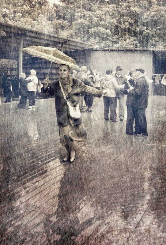 Танцующая под дождемphoto preview