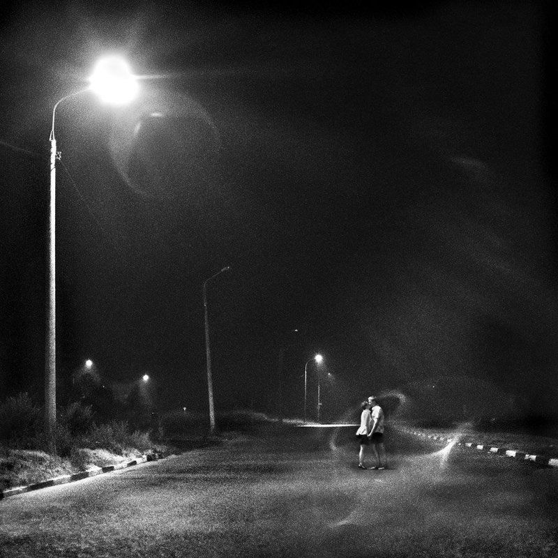 Про дорогу, фонарь и ночной поцелуйphoto preview