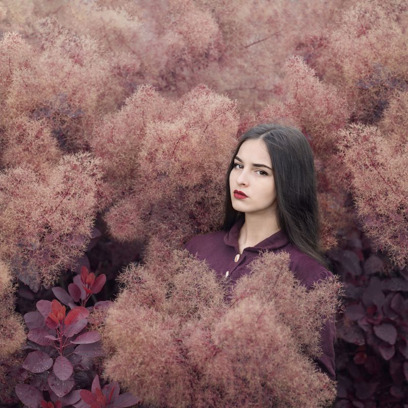 цветы и красивая девушка Нарминаphoto preview