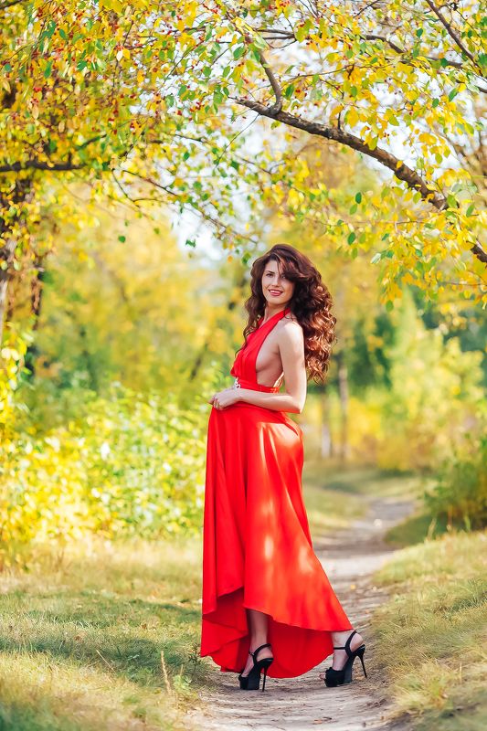 девушка в красномphoto preview