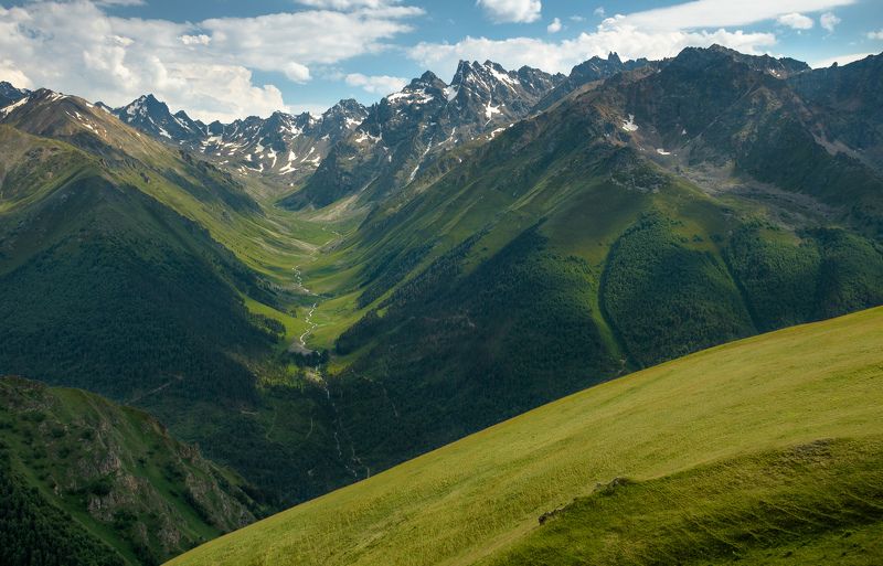 горы,карачаево-черкесия,кавказ,приэльбрусье,нацпарк,национальный парк,хребты,вершины,холмы,свет,лучи,проблеск,зелёный,высота,скалы,лето,июль,2017 год,путешествие,маршрут, треккинг, поход,ритм,волны,линии Горные ритмыphoto preview