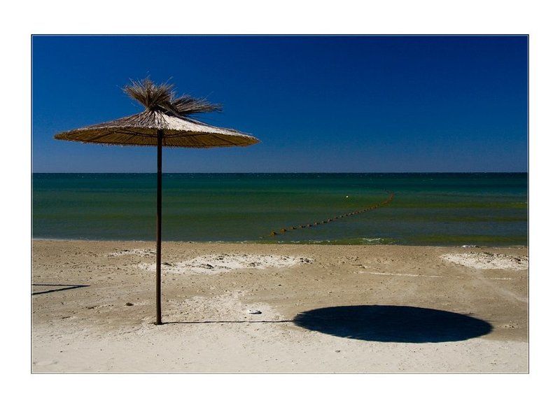 море, песок, пляж, зонт, тень Deep bluephoto preview