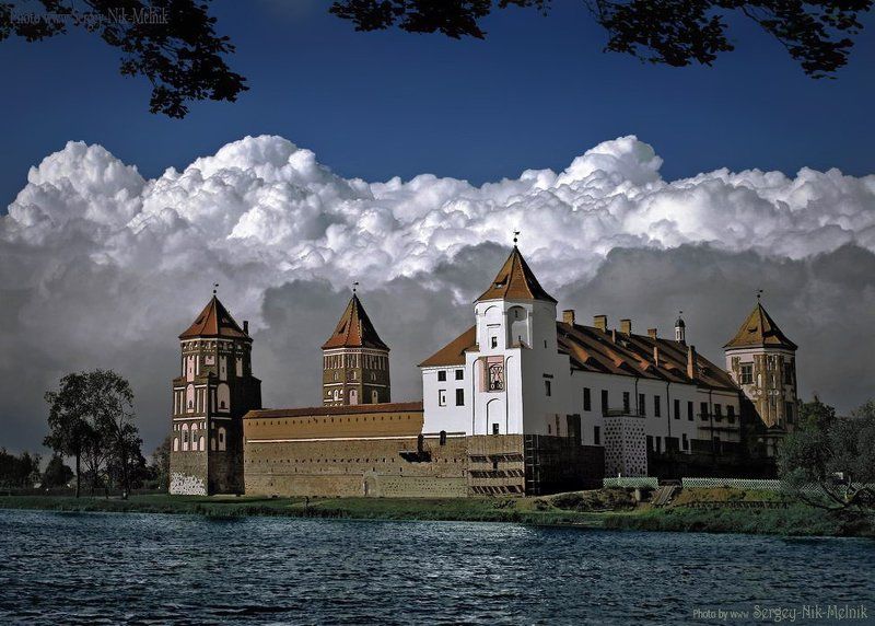 беларусь, мир, замок, дворец, архитектура Воздушная линия обороны, после грозыphoto preview