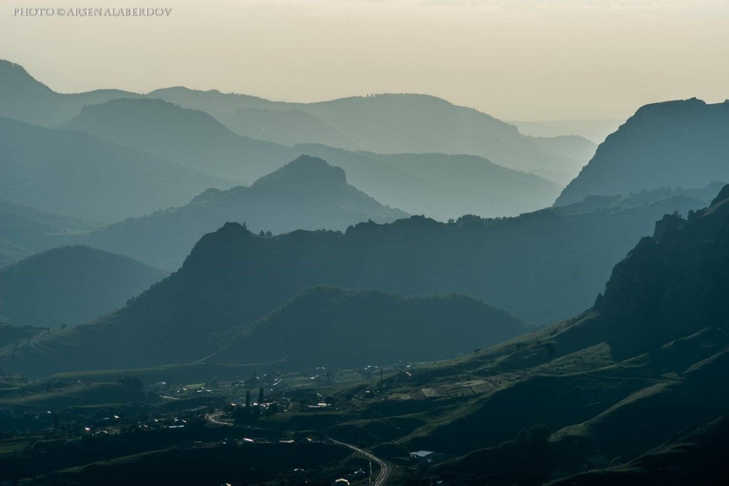 ЛЮБИМОЕ МЕСТО. Автор: Арсен Алабердов горы, предгорья, хребет, вершины, пики, восход, солнечный свет, скалы, холмы, долина, облака, путешествия, туризм, карачаево-черкесия, кабардино-балкария, северный кавказз , закат, свет, лучи, Арсен Алабердов