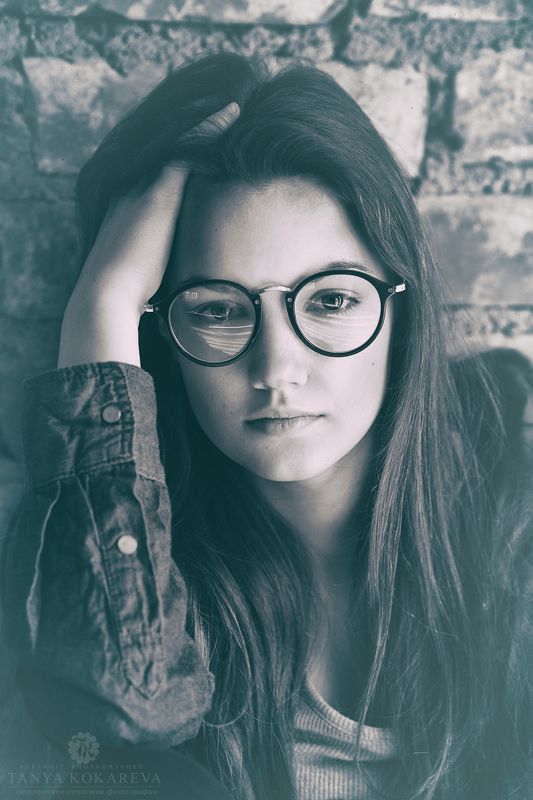 девушка,портрет,чёрно-белое,стена,ретро взглядphoto preview