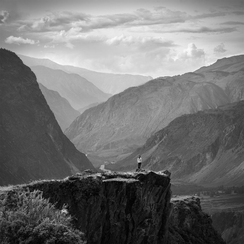 пейзаж, природа, чб, чернобелое, горы, скалы, каньон, глубина, большой, высокий, утес, путешествие, туризм, поход, дымка Каньон Чулышмана фото превью