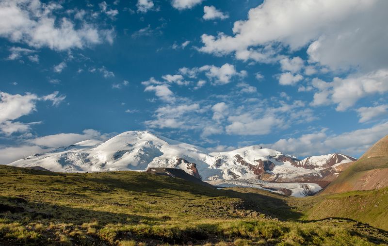 эльбрус,гора,горы,приэльбрусье,нацпарк,национальный парк,голубое небо,облака,раннее утро,свет,солнечно,великан,самая высокая вершина европы, горный массив,ледник,снег,белый,склоны,изгибы,линии,2017 год Спящий великанphoto preview
