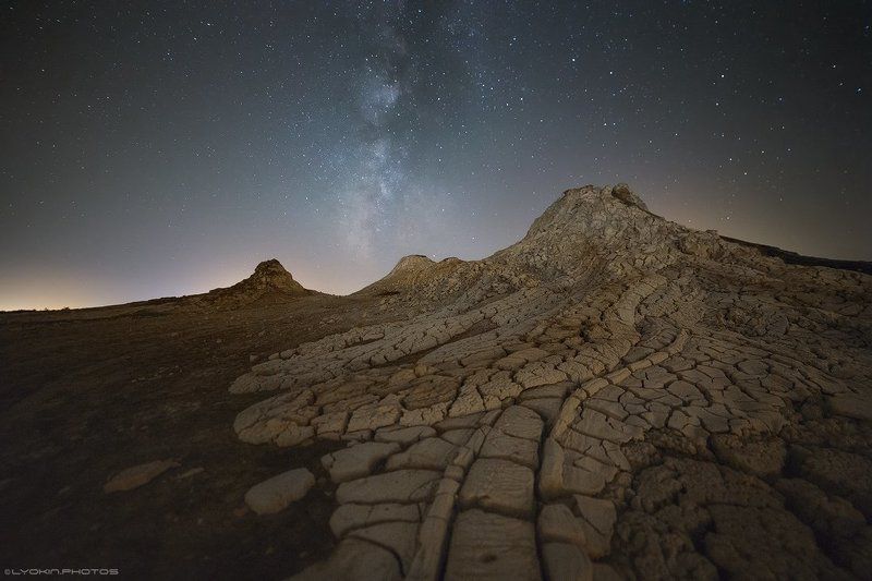 Инопланетный пейзаж вулканов Гобустана фото превью