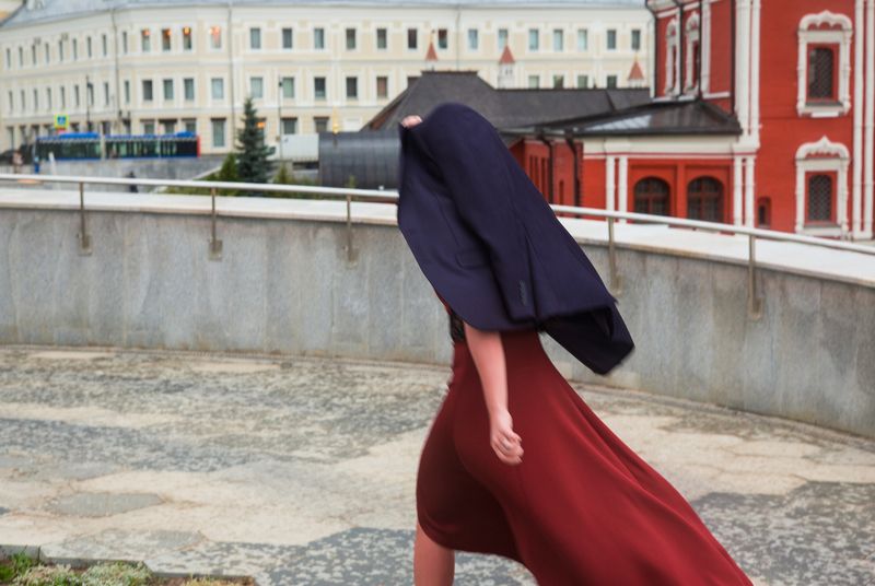 in red фото превью