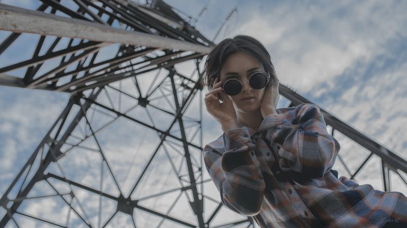 небо девушка железо очки moody woman sky Под железным деревомphoto preview