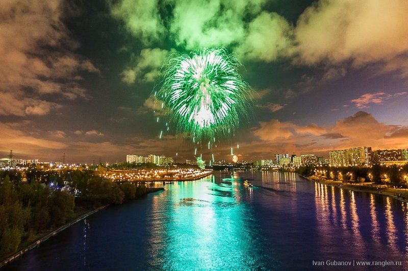 9 мая, салют, москва, река, праздник, день, победы, фейерверк, дым, небо, вечер, город Праздничный салют на 9 маяphoto preview