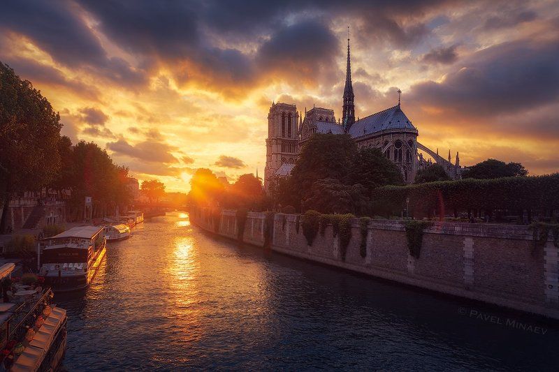 Нотр-Дам де Пари на закатеphoto preview