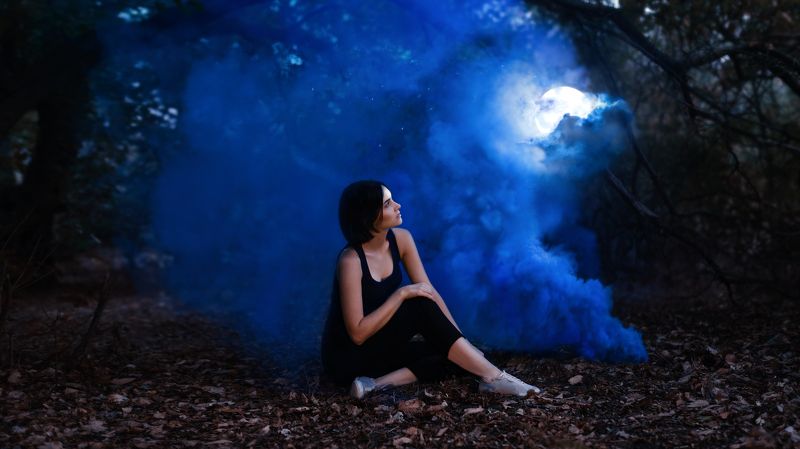 ночь луна девушка звезды цветной дым photo preview