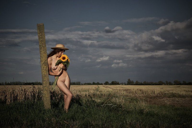 field, heaven, nude, girl, flower Am Pfostenphoto preview