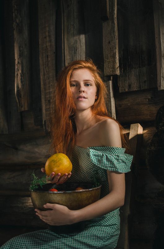 девушка с овощамиphoto preview