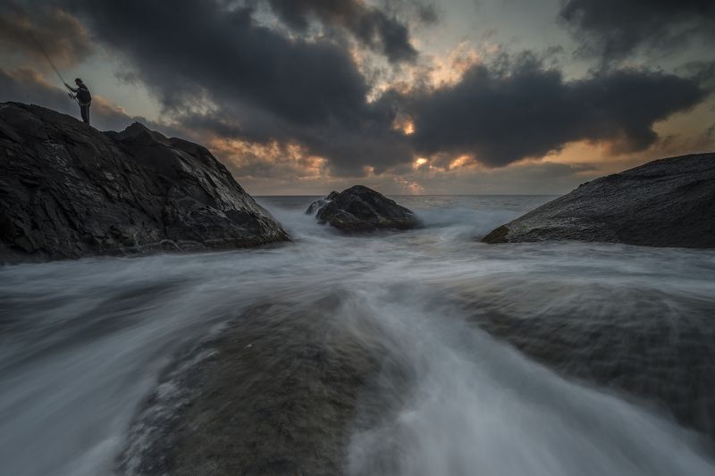 рыбак, утро,Черное море, тучи,скалы, вода, Рыбачее утро.photo preview