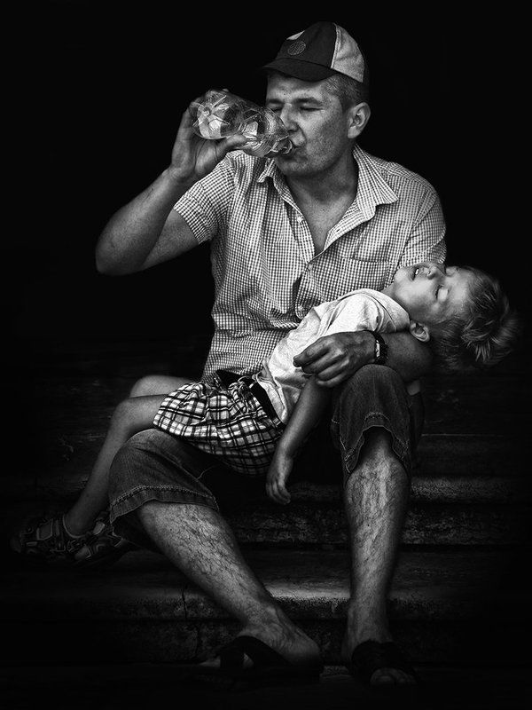 вода, бутылка, ступени, жажда, питьё, ребёнок, жара, лето, туристы, отец, мальчик, бессилие Жаждаphoto preview