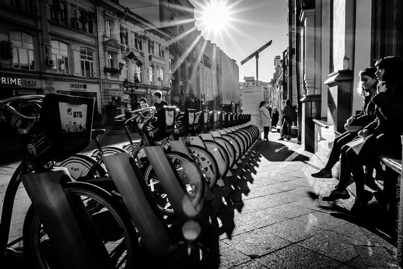 #street #streetphotography #bw #bnw #bwphotography #PhotoByDmitryGorkovets Girls and Bikes. Девушки и велосипеды.photo preview