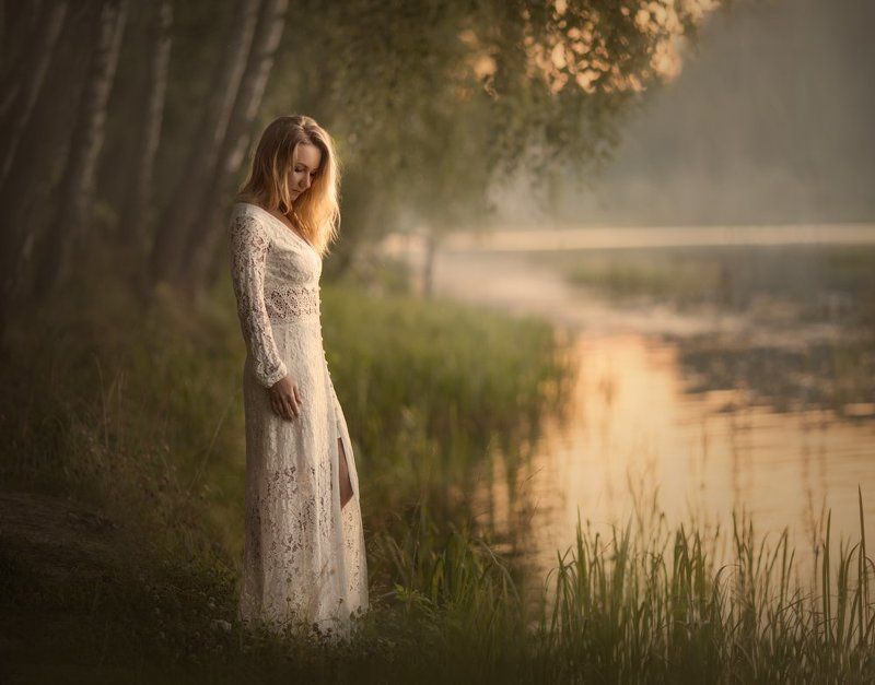 девушка, озеро, закат на закате дняphoto preview