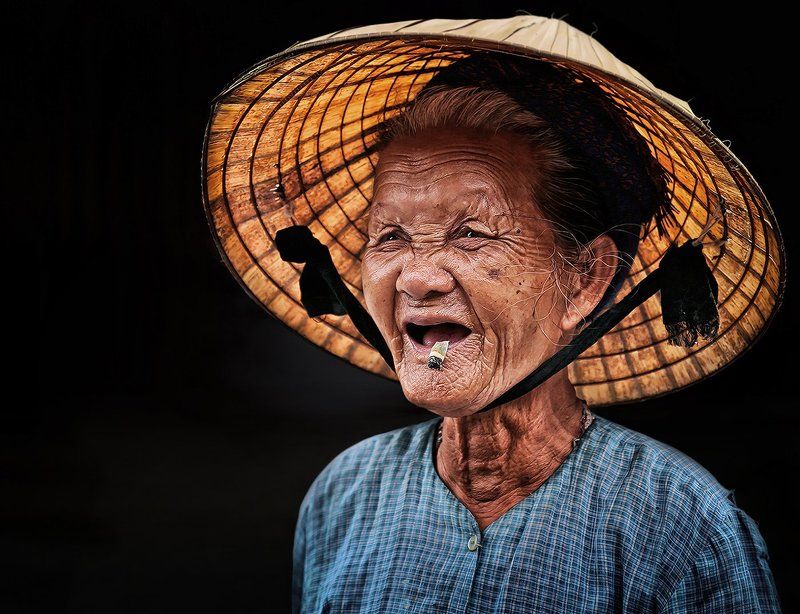 вьетнам, шляпа, окурок, бенчик, сигарета, смех, настроение, эмоция, бабушка, старуха Окурокphoto preview