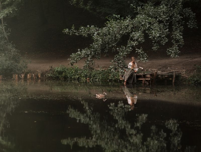 девушка река утка туман photo preview