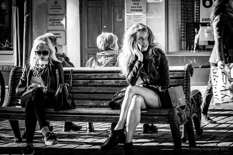 #onedayrussia220917 #street #streetphotography #PhotoByDmitryGorkovets #bw #bnw #dlackandwhite Girls and phonesphoto preview