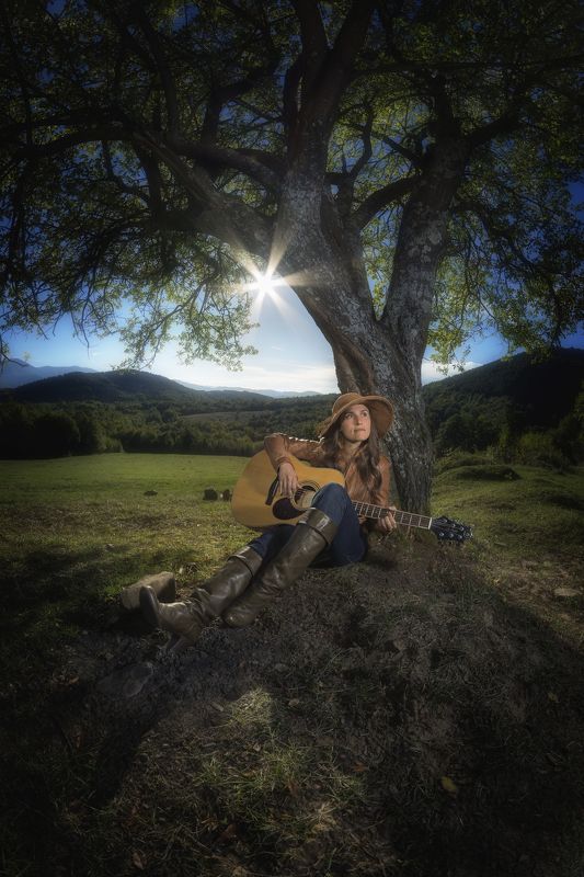 пилигрим,странник,музыкант, гитара, дерево, солнце, портрет, девушка, волшебство ..Из ежедневия пилигрима..photo preview