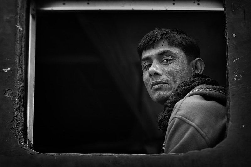 окно, поезд, вагон, бангладеш, згляд, потрет, парень, сверху Пассажирphoto preview