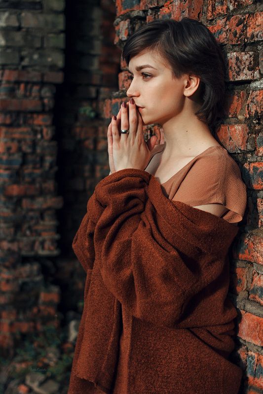 люди, девушка, лицо, портрет, глаза, улица, кирпич, текстура, взгляд, красота, молодость, картинка enterphoto preview