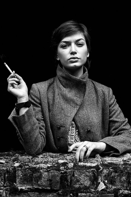 люди, девушка, окно, проем, портрет, сигарета, улица, молодая, взгляд, глаза, поза, текстура, осень, пальто, дым, фотокузница, ivankovale, чб, черно-белое photo preview