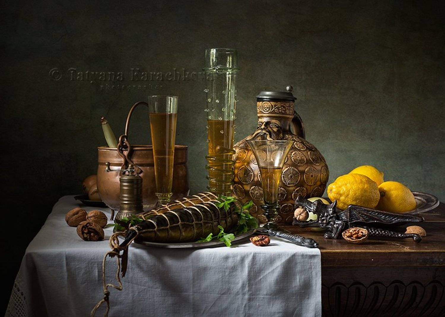 Ужин с копченой рыбой. Автор: Tatyana Karachkova рыба, вино, натюрморт, кувшин, рёмер, фужер, лимон, орехи, орехокол, Tatyana Karachkova