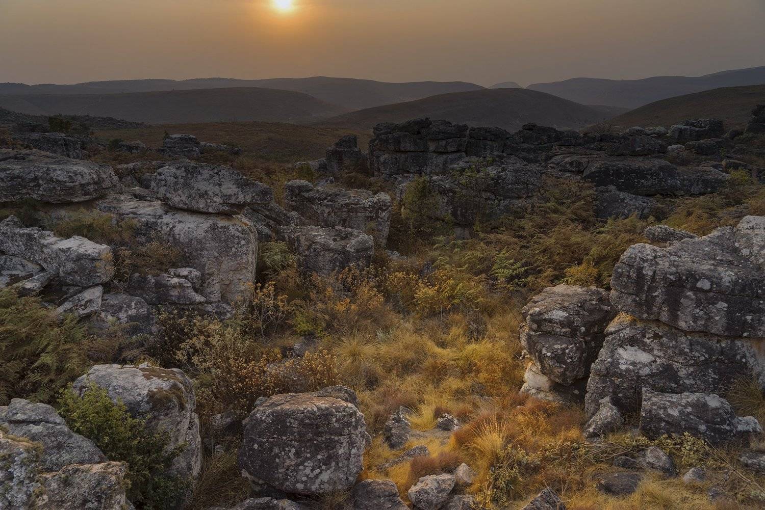 Рассвет в городе камней. Автор: Гайдабуров Сергей ангола, лубанго, рассвет, камни, осень, Гайдабуров Сергей