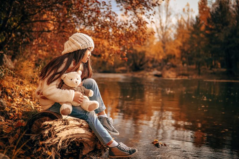 осень,девочка,река,бревно Дания фото превью