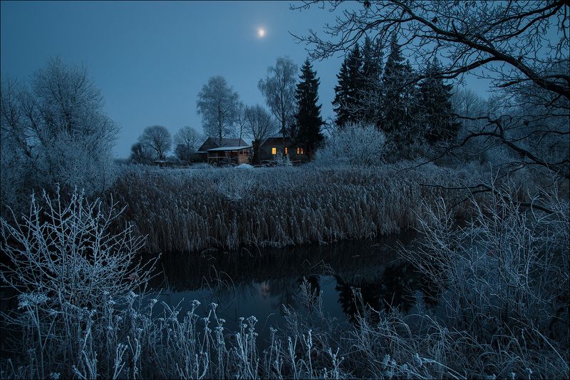 зима, снег, пейзаж, россия, ночь, луна, река, деревья, синий, уют, свет, отражения Зимняя сказкаphoto preview