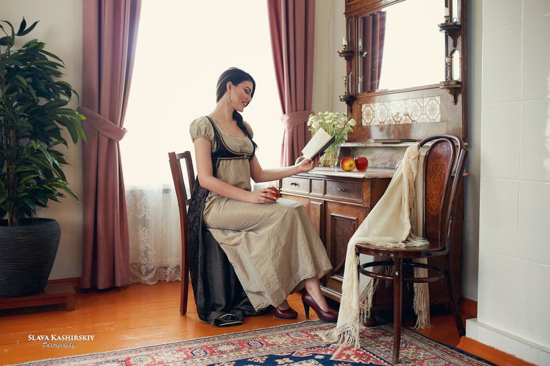 усадьба, старина, антиквариат, мебель, книга, яблоко, девушка, шатенка Ольга читает в усадьбе.photo preview