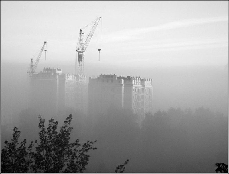 город, туман, стройка, ч/б Из тумана вырастают не только айсберги...photo preview