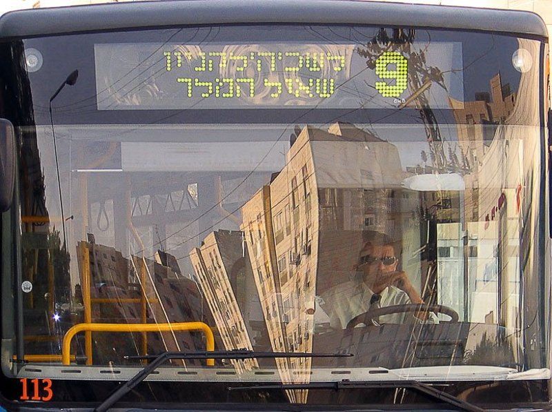 портрет города, автобуса и человекаphoto preview