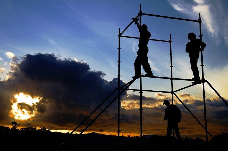 закат, рабочие, монтаж От заката до рассветаphoto preview