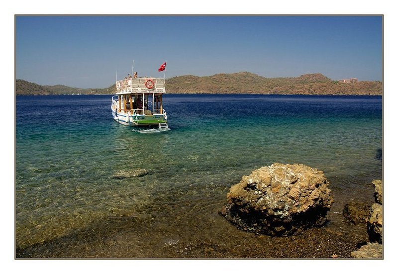 море, камни, пляж, кораблик Супротив осенней непогодеphoto preview