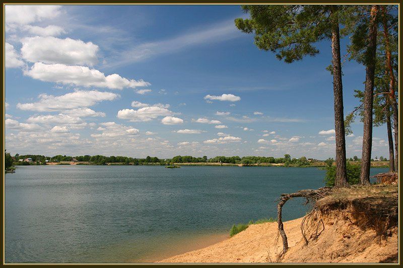 У озераphoto preview