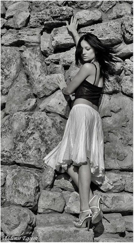 девушка, камни, ч/б, грот, александровский сад девушка и камниphoto preview