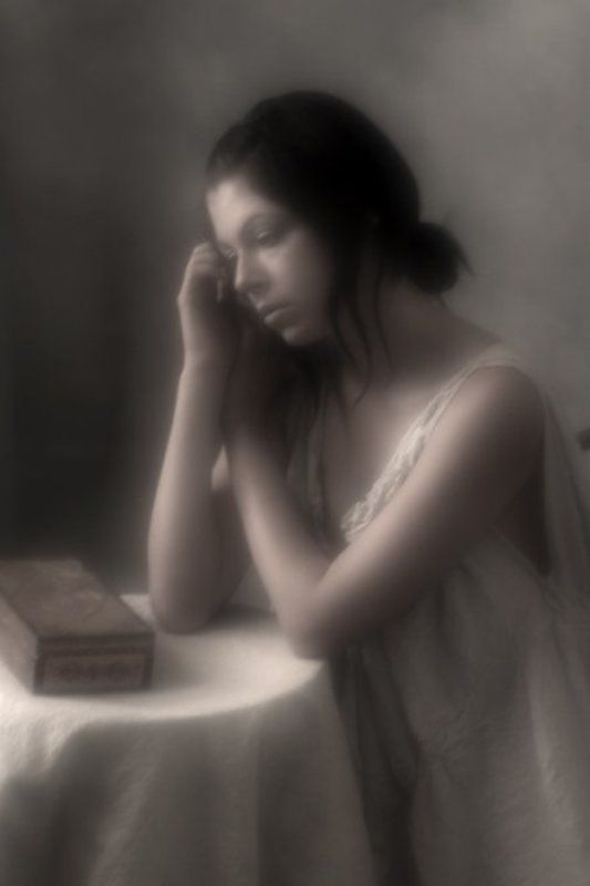 женщина монокль Портрет женщины, сидящей за столомphoto preview