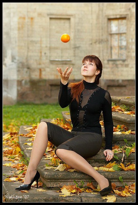 осень, девушка, апельсин ...photo preview