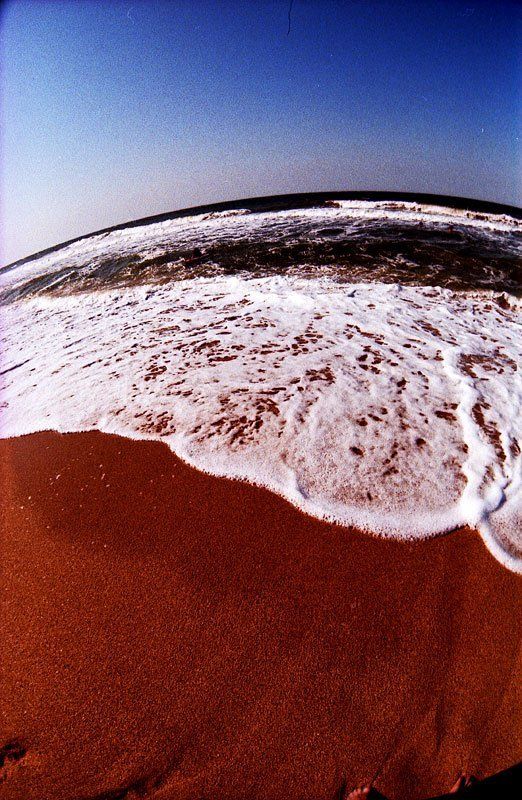 море, красный песок, лижет photo preview